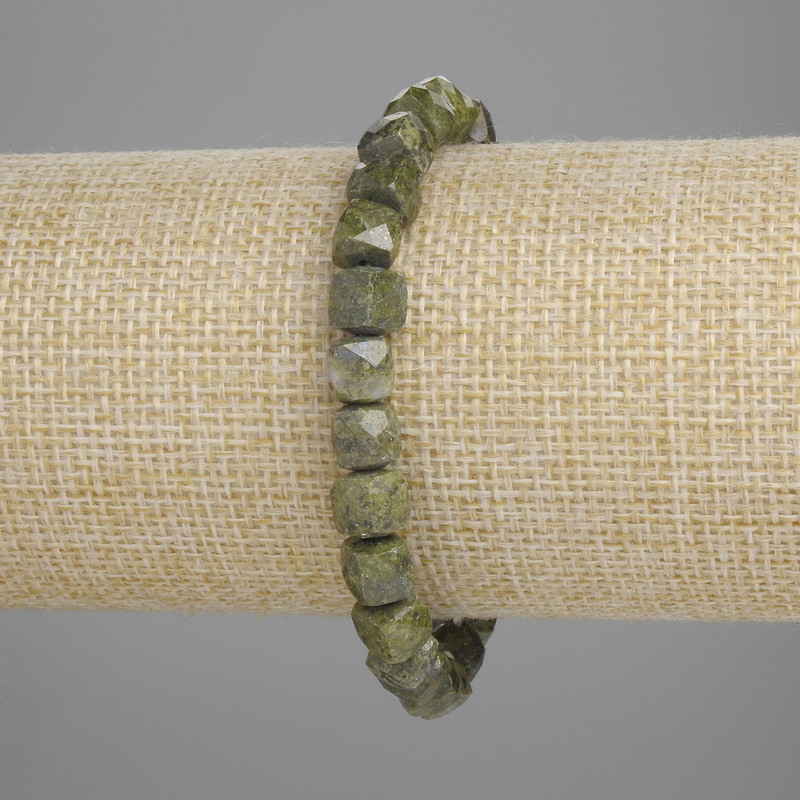 Armband aus Serpentin, facettierter Würfel, Durchmesser 6×6 mm ±, Länge 18 cm ±, Stretch