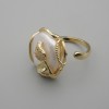 Ring mit barocker Perle in goldfarbener Fassung ~, Durchmesser 22×20 mm ± b/r