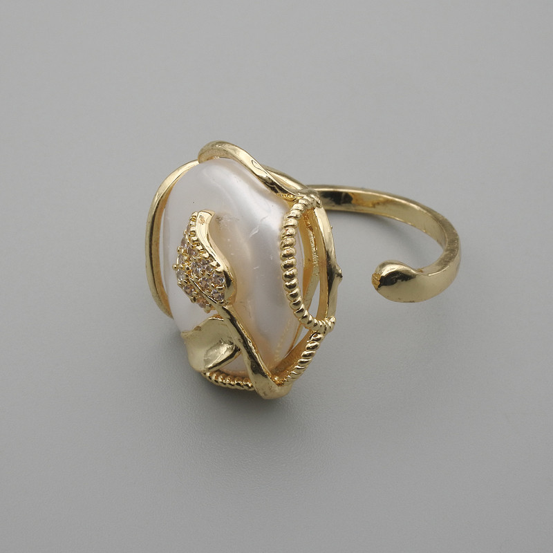 Ring mit barocker Perle in goldfarbener Fassung ~, Durchmesser 22×20 mm ± b/r