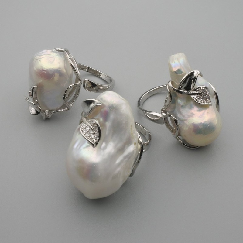 Ohrring mit Barockperle in silberfarbener Fassung – assortierte Form und Größe der Perle ~, Durchmesser 23–25 × 18 mm ± b/r