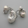 Ohrring mit Barockperle in silberfarbener Fassung – assortierte Form und Größe der Perle ~, Durchmesser 23–25 × 18 mm ± b/r