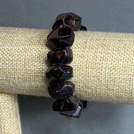 Granat-Armband mit Facetten, Durchmesser 15–21×9–14 mm, Länge 18 cm ±, elastisches Band (mit natürlichen Abweichungen)