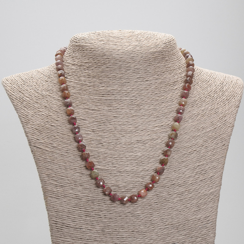 Kette aus Rubinwürfeln, facettiert, Kantenlänge ca. 6×6 mm, Länge ca. 50 cm, mit Verschluss