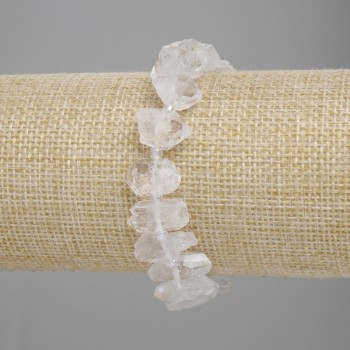 Armband aus Bergkristall mit unbearbeiteten Steinen, Durchmesser 10–12 × 14–20 mm, Länge ca. 18 cm, Stretcharmband