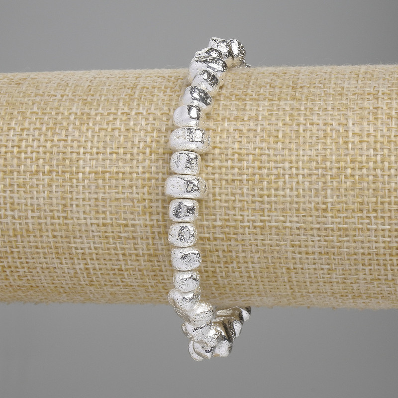 Lavasteinarmband mit silberfarbenem Metallüberzug, poröse Lavaperlen 6,5–8,5 × 4–5 mm, Länge ca. 18 cm, elastisch