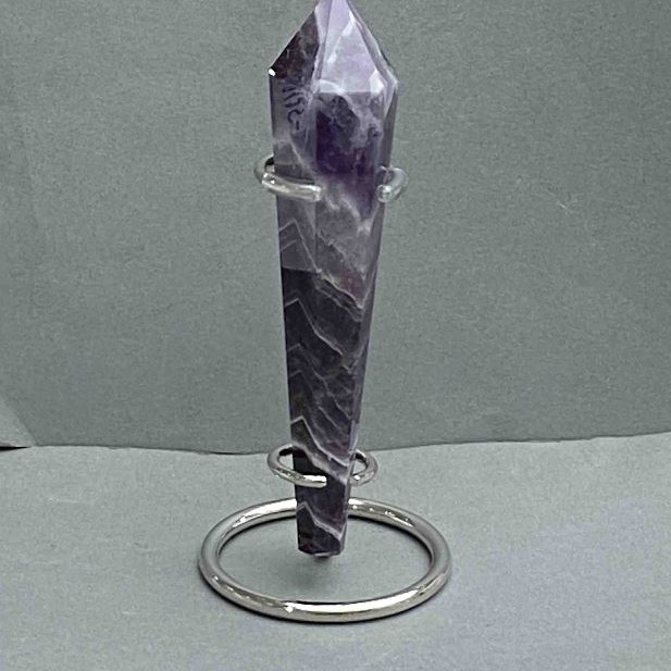 Kegelförmiger Souvenir-Bleistift aus natürlichem Amethyst mit Geoden, 136×28 mm ±, Gewicht ca. 120 g, mit Unterlage