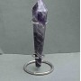 Kegelförmiger Souvenir-Bleistift aus natürlichem Amethyst mit Geoden, 136×28 mm ±, Gewicht ca. 120 g, mit Unterlage