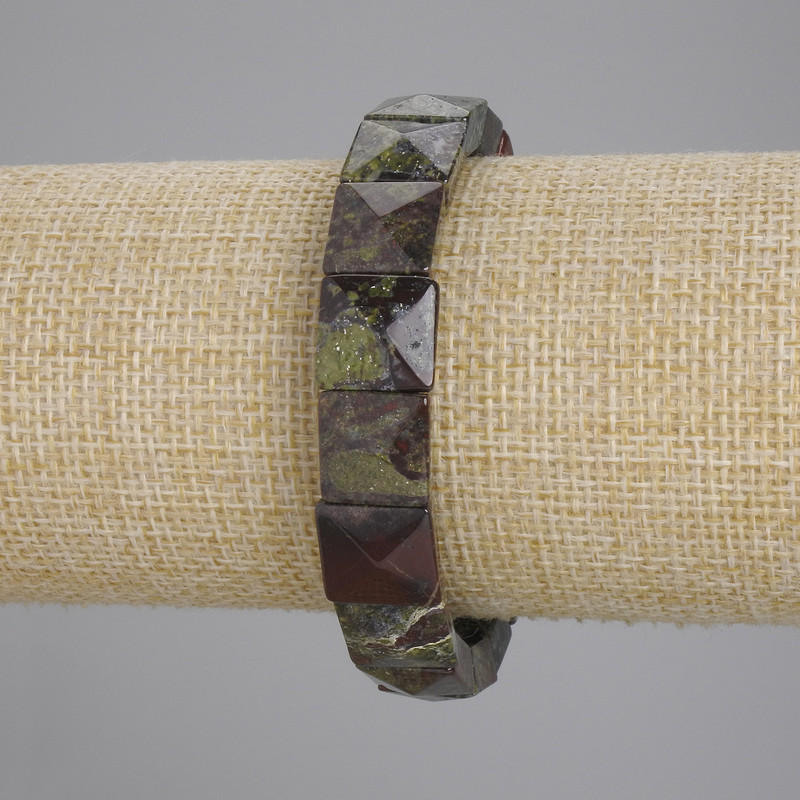 Armband aus Jaspis „Blut des Drachen“ – facettierte Quadrate, Kantenlänge 12 x 12 mm, Länge ca. 18 cm, Stretcharmband