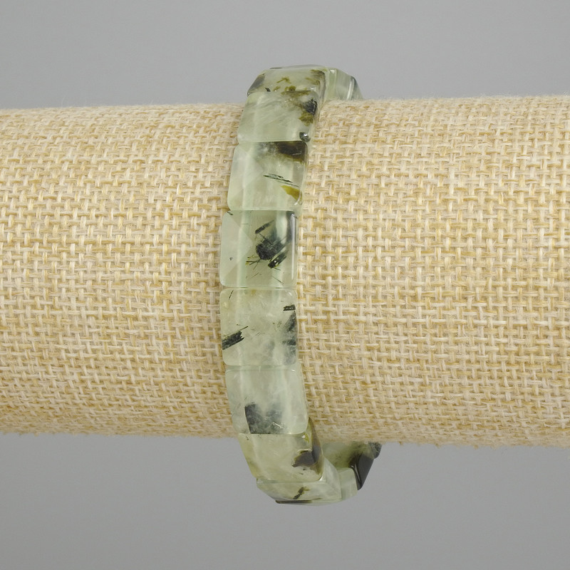 Armband aus Prehnit, facettiert, quadratisch, Durchmesser 10 mm, 5–11 × 10,5–11 mm ±, Länge ca. 18 cm, elastisches Band