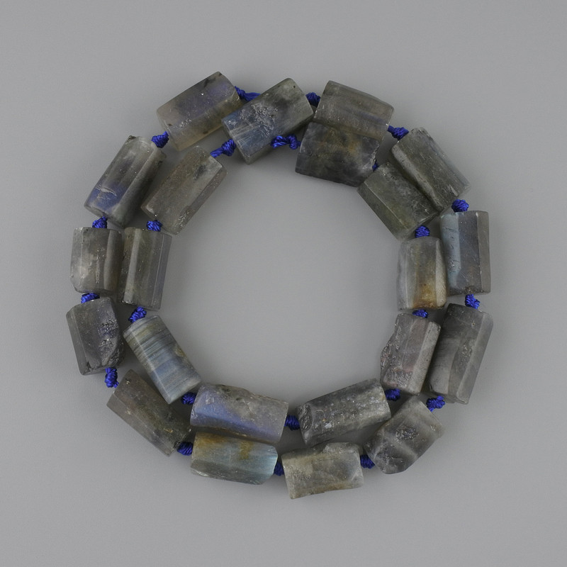 Perlen aus Labradorit, unbehandelter Rohstein, facettiert 11–25×10–11 mm, 5 mm±, Länge ca. 45 cm, auf Schnur