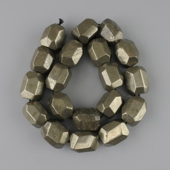 Pyrit-Facettenperlen 20–21 × 15–17 mm, Länge ca. 39 cm, auf Schnur