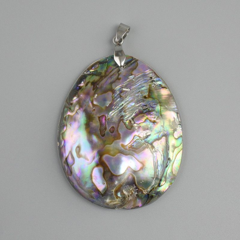 Kettenanhänger, doppelseitig, voluminös aus Haliotis-Schale, Durchmesser 56 × 43 mm ±, Länge 68 mm ±, silberfarbenes Metall