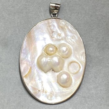 Anhänger aus natürlichem Perlmutt mit Barockperlen, oval, Durchmesser ca. 60×46 mm, Länge ca. 72 mm, silberfarbener Metall