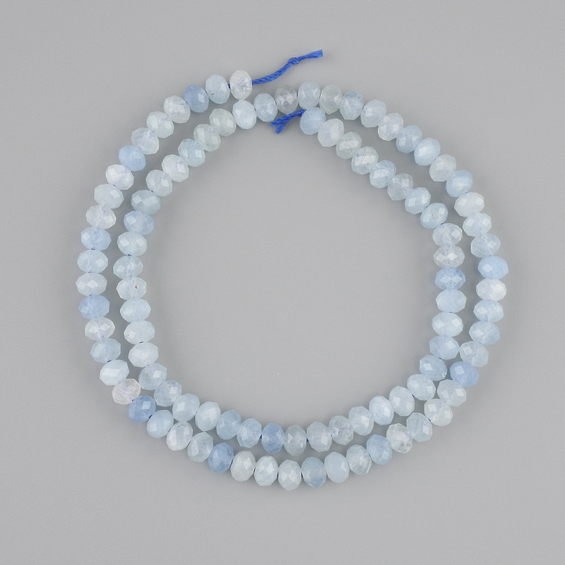 Aquamarin facettierte Rondellen, Größe 5,5 × 4 mm, Länge ca. 39 cm, auf der Schnur