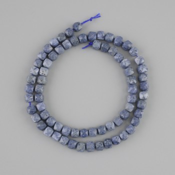 Beads aus Schwammkoralle, facettierte Würfel, Durchmesser 5×5 mm, Länge ca. 37 cm, auf einer Schnur