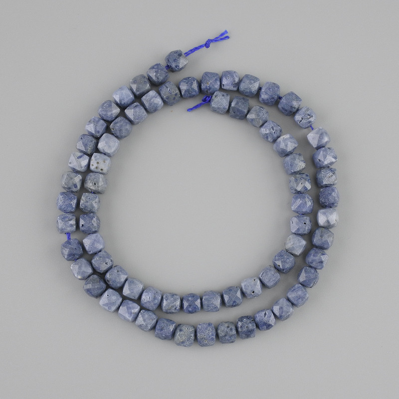 Beads aus Schwammkoralle, facettierte Würfel, Durchmesser 5×5 mm, Länge ca. 37 cm, auf einer Schnur