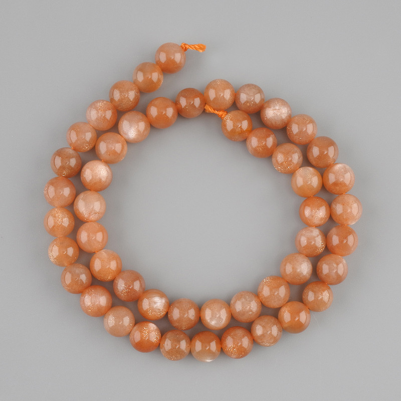 Perlen aus Sonnenstein und Selenit, glatte Kugeln, Durchmesser 8,5 mm, Länge ca. 37 cm, auf einem Faden