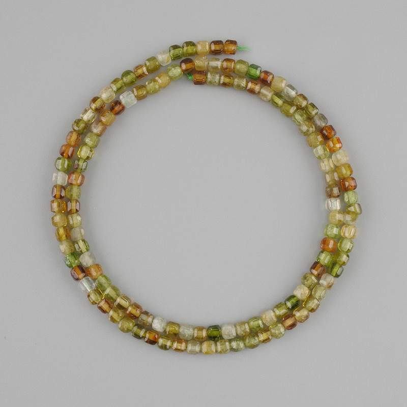 Grüne Grossular-Perlen, facettierte Kubusperlen, Durchmesser ca. 3 mm, Länge ca. 39 cm