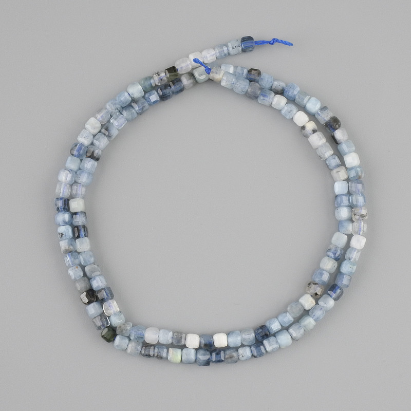 Kyanitperlen, facettierter Würfel, 3×3 mm, Länge 39 cm+-