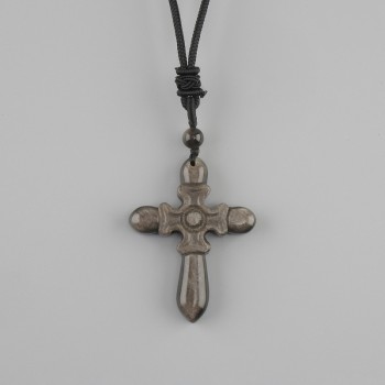 Kreuzanhänger aus silberglänzendem Obsidian, Abmessungen ca. 47 × 36 mm, auf schwarzer Schnur mit Kordelzug, Länge ca. 78 cm+