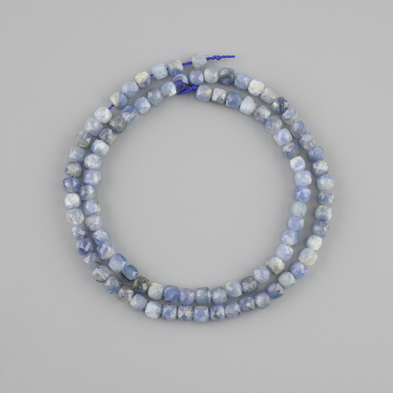 Kyanit-Perlen, Naturstein, facettierte Würfel, Durchmesser ca. 4×4 mm, Länge ca. 38 cm ±