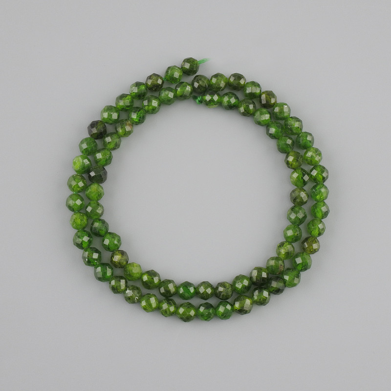 Diopsid-Perlen aus Naturstein, facettierte Kugeln, Durchmesser ca. 5 mm, Länge ca. 38 cm