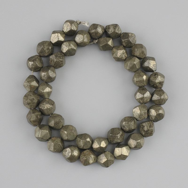 Pyrit-Perlen, facettierte, 8–8,5 × 7–8 mm, Länge ca. 35 cm, auf Schnur