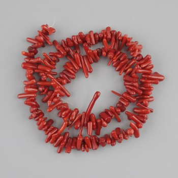 Korallen-Chipsperlen Nadelform, Durchmesser 6–12 × 2–3 mm, Länge ca. 39 cm, auf Faden