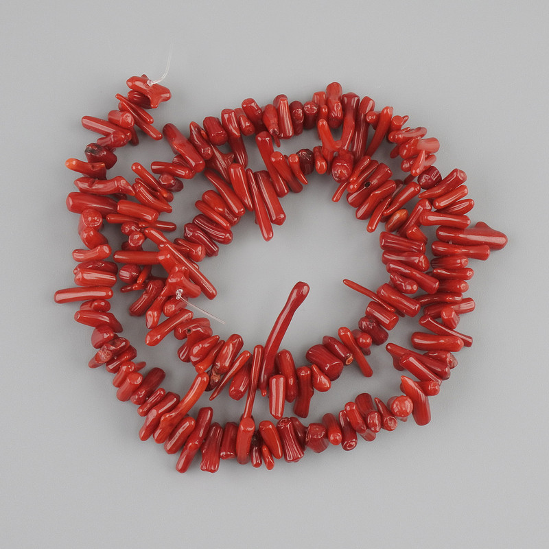 Korallen-Chipsperlen Nadelform, Durchmesser 6–12 × 2–3 mm, Länge ca. 39 cm, auf Faden
