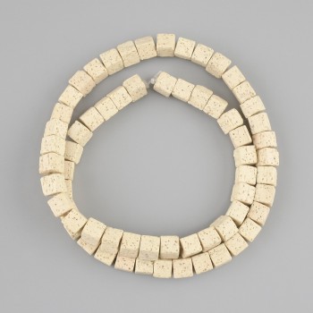 Beige Lava-Perlenwürfel, Durchmesser ca. 6×6 mm, auf Faden, Länge ca. 40 cm