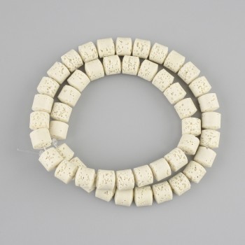 Beige Perlen aus Vulkanlava – zylindrische Perlen, ca. 8×8 mm, auf Schnur aufgefädelt, Länge ca. 38 cm