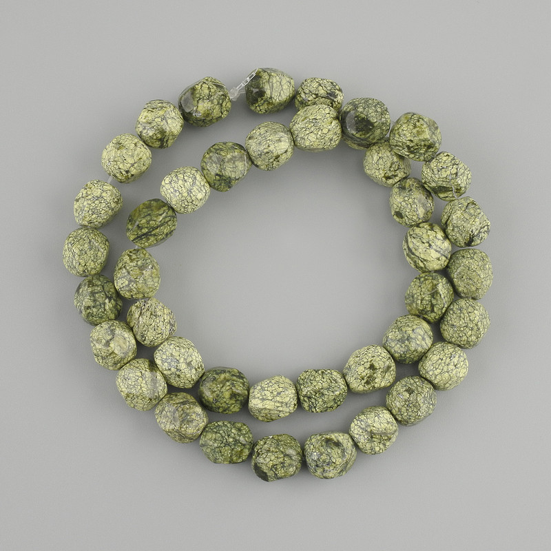 Serpentin-Perlen, facettiert, Durchmesser 9×8 mm, Länge ca. 37 cm, auf Nylonfaden