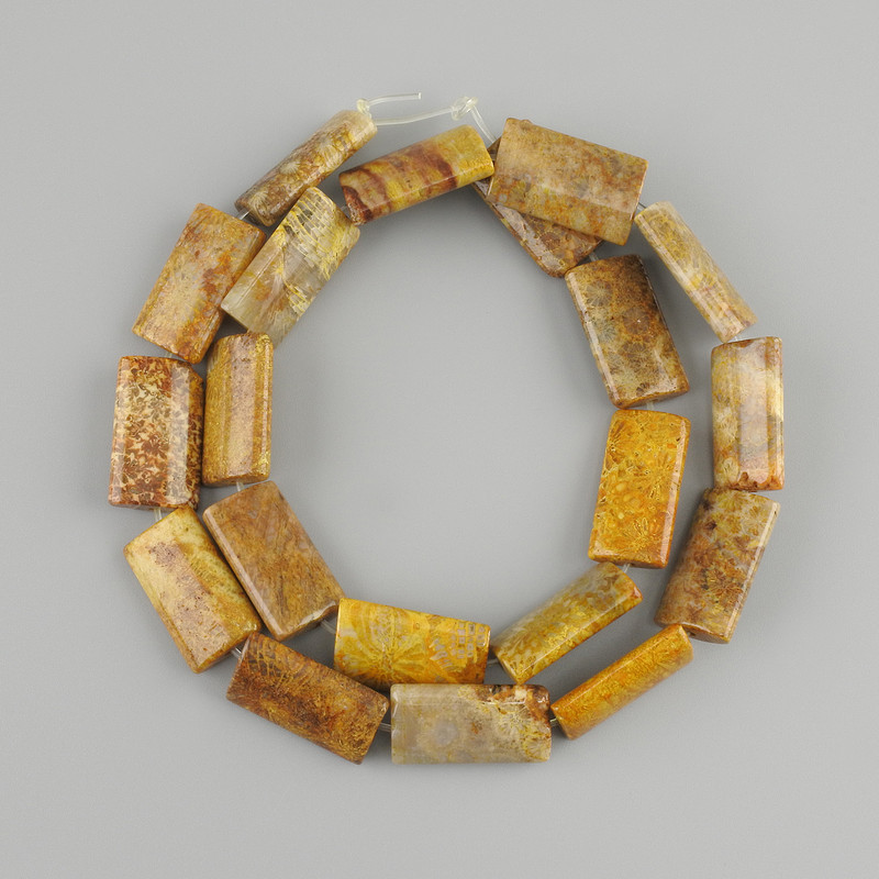 Versteinerte Korallenperlen rechteckig 20×11 mm, 5–12 mm ±, Länge ca. 39 cm, auf Angelschnur aufgefädelt