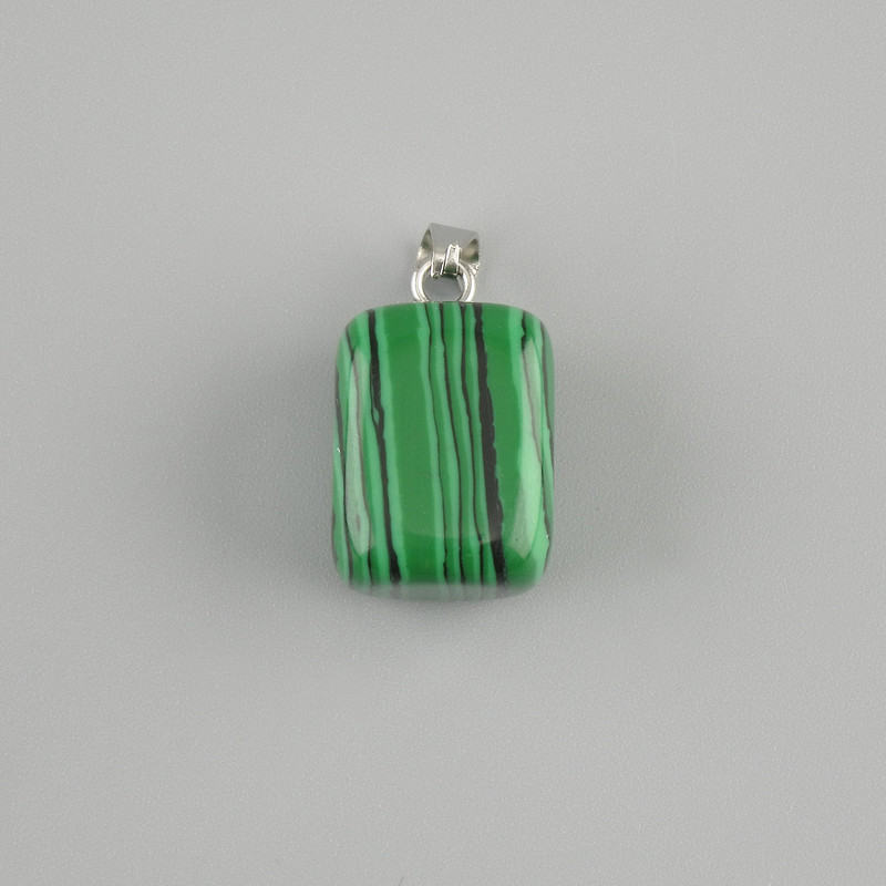 Totem-Anhänger aus Malachit Block 14 × 11 × 11 mm ±, Länge ca. 23 mm ±, assortierte Größe