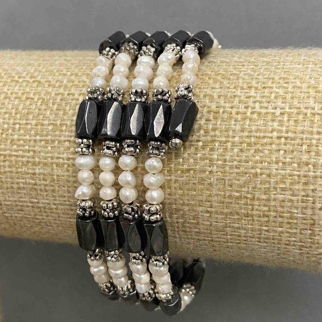 Transformierbarer Schmuck – Kette oder Armband, Magnetischer Hämatit 8×5 mm ±, Süßwasserperlen 3,5–5 mm ±, Länge 88 cm