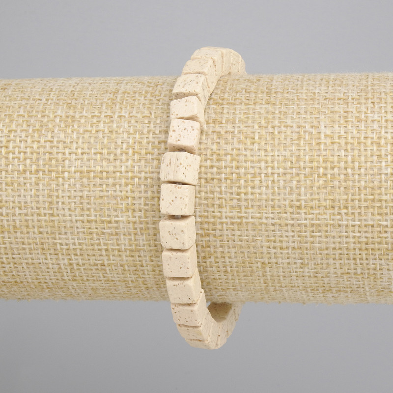 Beiges Vulkanlava-Würfelarmband, Würfelgröße 6×6 mm, Länge ca. 18 cm, Stretch-Armband