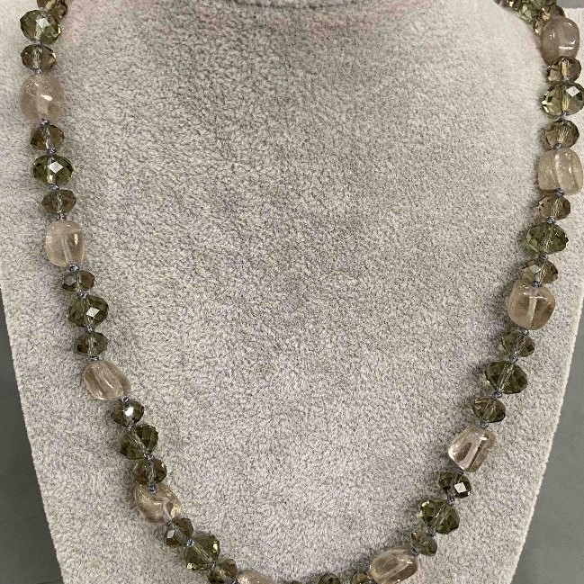 Kette aus gefärbtem Quarz und tschechischem Kristall, Länge 84 cm+