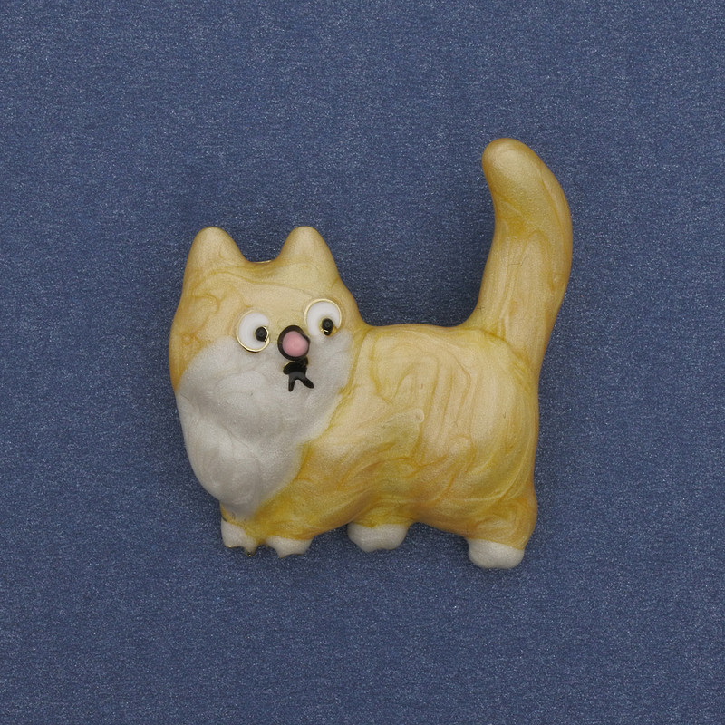Katzenbrosche, emailliertes goldfarbenes Metall, 31 × 34 mm+