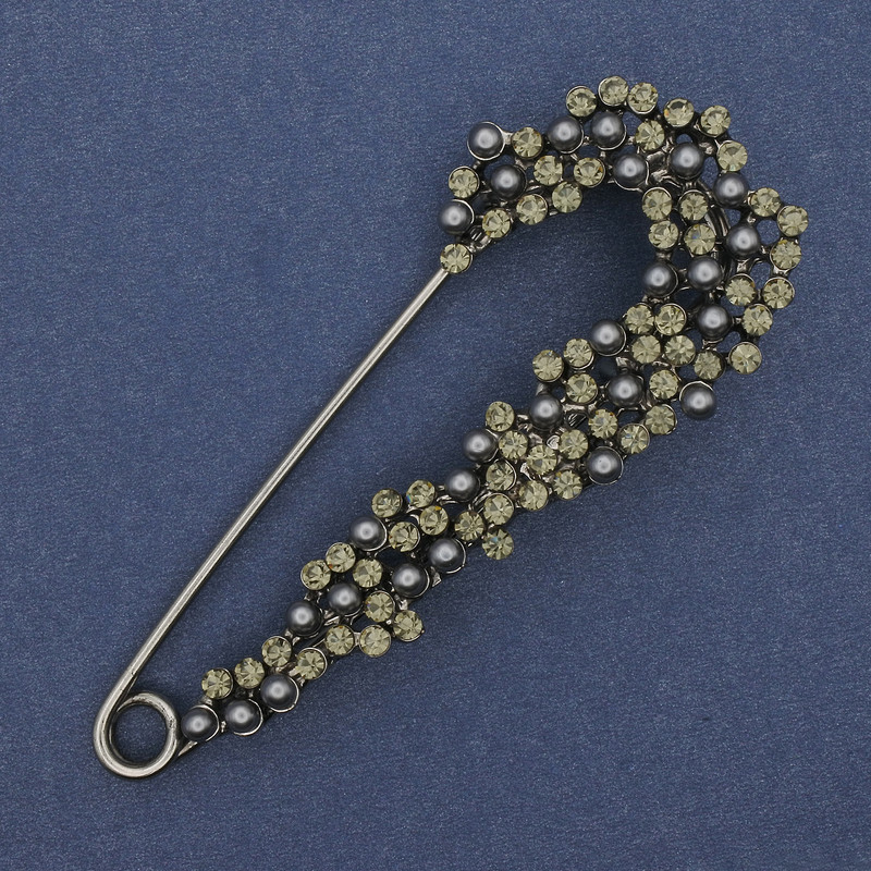 Nadelbrosche mit Strasssteinen und Majorka-Perlen 75×31 mm ± silberfarbenes Metall