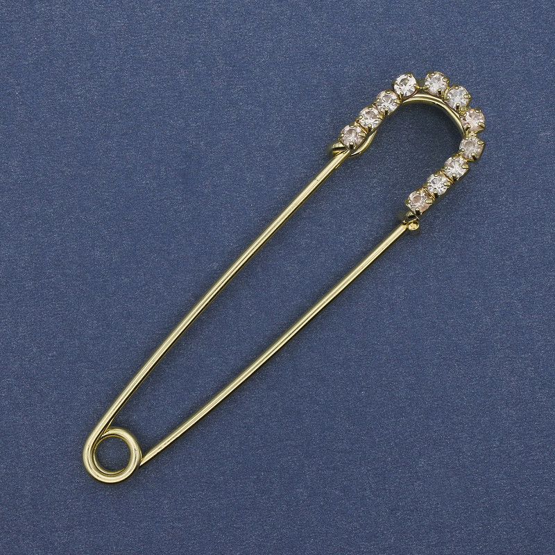 Nadelbrosche mit weißen Strasssteinen, goldfarbenes Metall, 70 × 16 mm ±