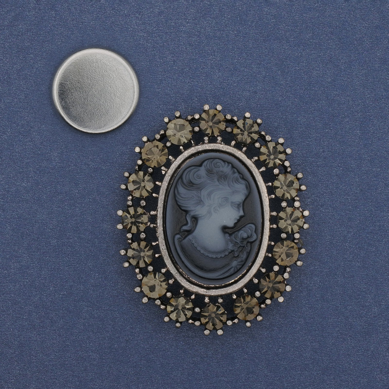 Magnetbrosche Kamee-Dame mit Strasssteinen, silberfarbenes Metall, 43×35 mm +