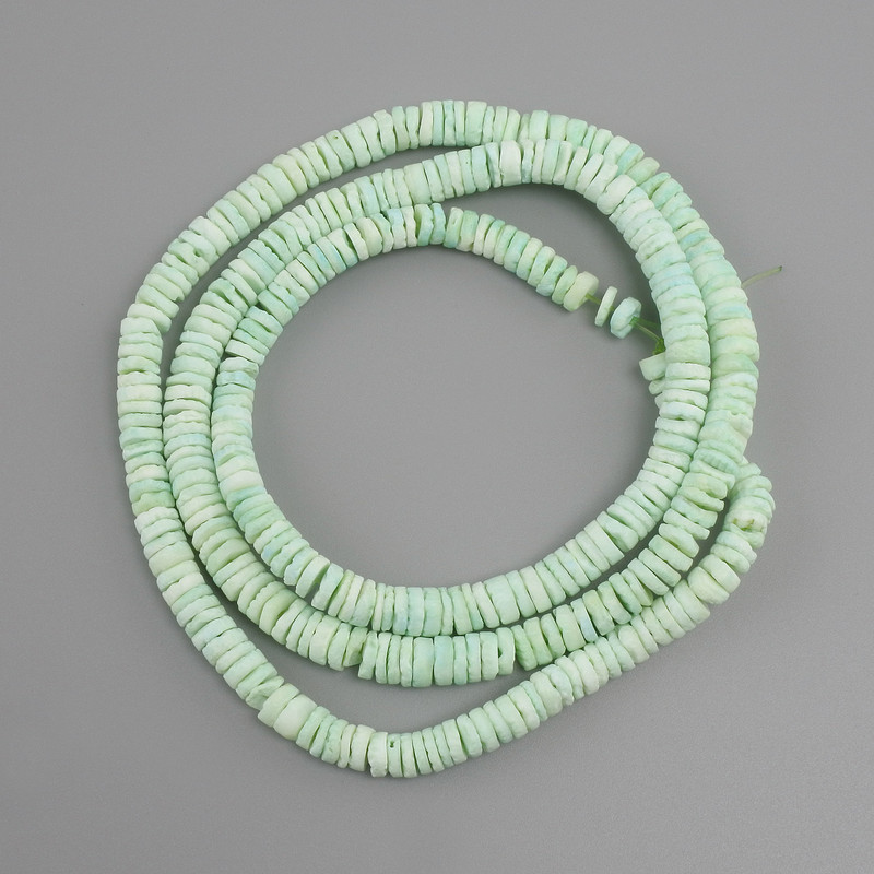Unbearbeitete Muschelperlen der Scapharca (Rondell), Durchmesser ca. 6×1,5–3 mm, Länge ca. 61 cm, auf Faden