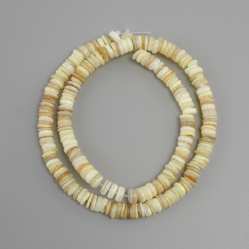 Rondellperlen aus der Skarfarka-Muschel, Durchmesser ca. 6–6,5 mm × 1,5–2 mm, Länge ca. 39 cm – auf Faden