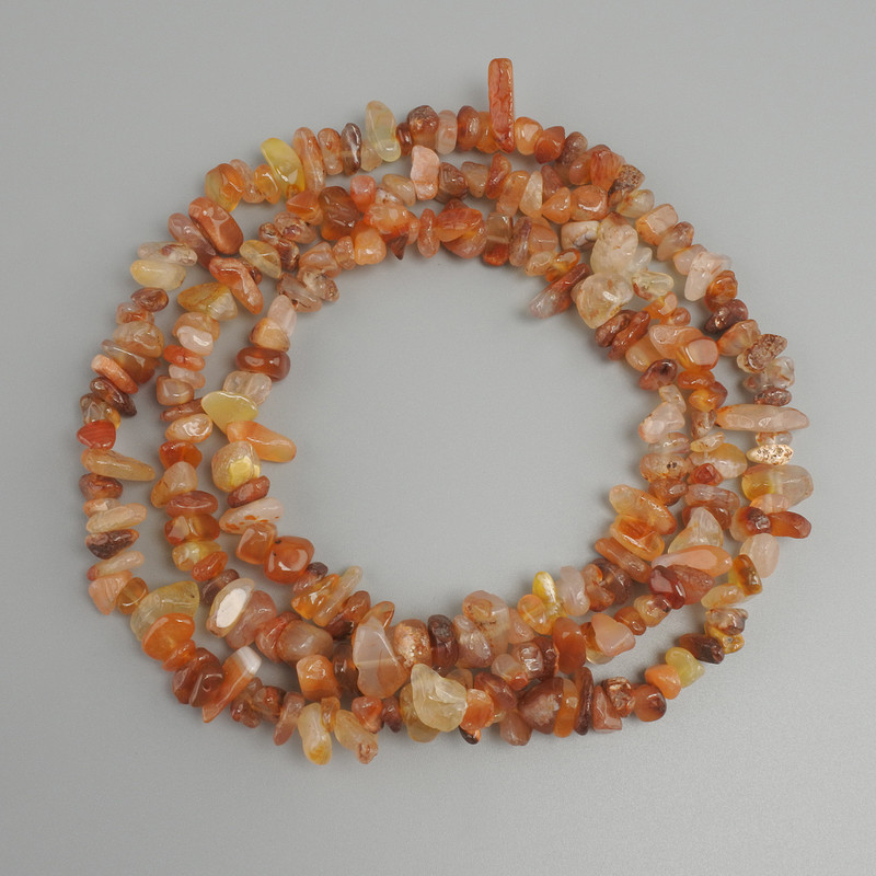 Karneol-Chips-Perlen, Durchmesser 6–14 × 4–6 mm, 5 mm ±, Länge ca. 78 mm ± auf Faden