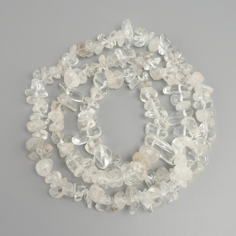 Bergkristall-Chips, Durchmesser 10–21 × 3–12 mm, Länge ca. 78 cm, auf einer Schnur