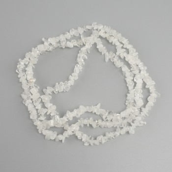 Bergkristall-Chipsperlen, Durchmesser 5–9 × 2–3 mm, 5 mm ±, Länge ca. 78 cm, auf Schnur