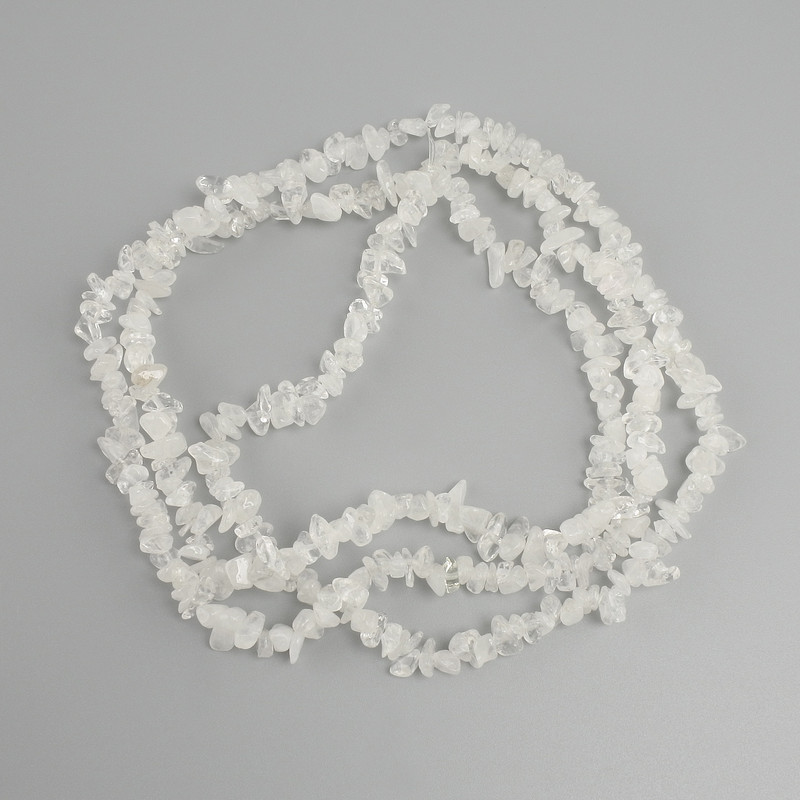 Bergkristall-Chipsperlen, Durchmesser 5–9 × 2–3 mm, 5 mm ±, Länge ca. 78 cm, auf Schnur