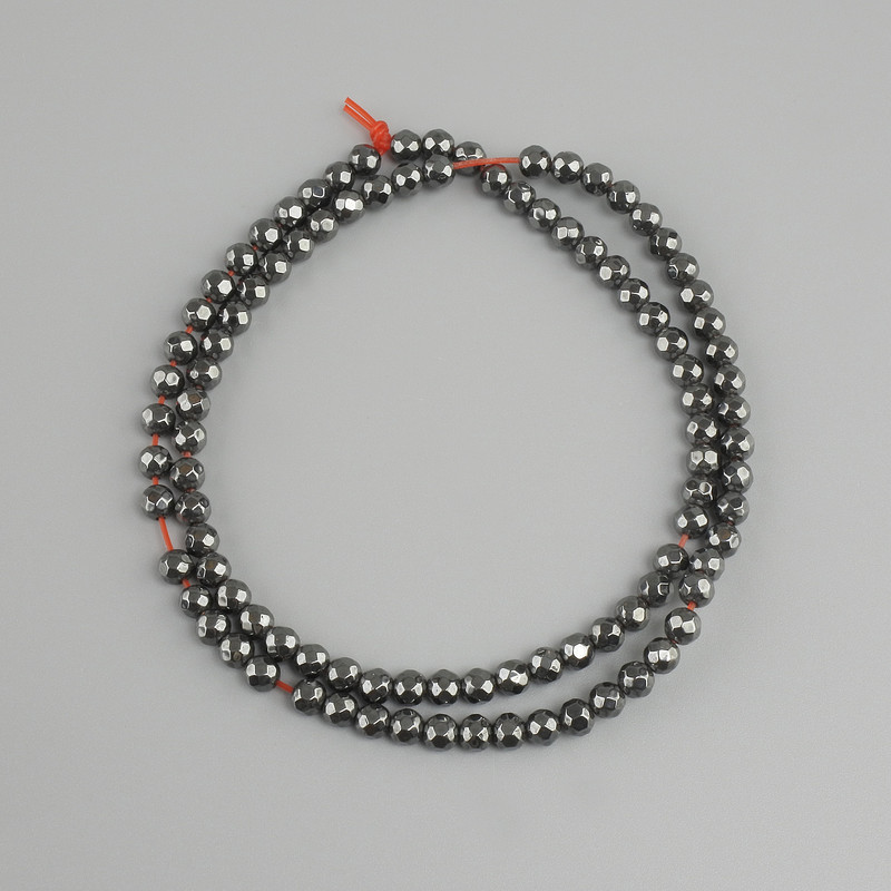 Facettierte Hämatit-Perlenkugel, Durchmesser ca. 4 mm, Länge ca. 38 cm, auf Faden