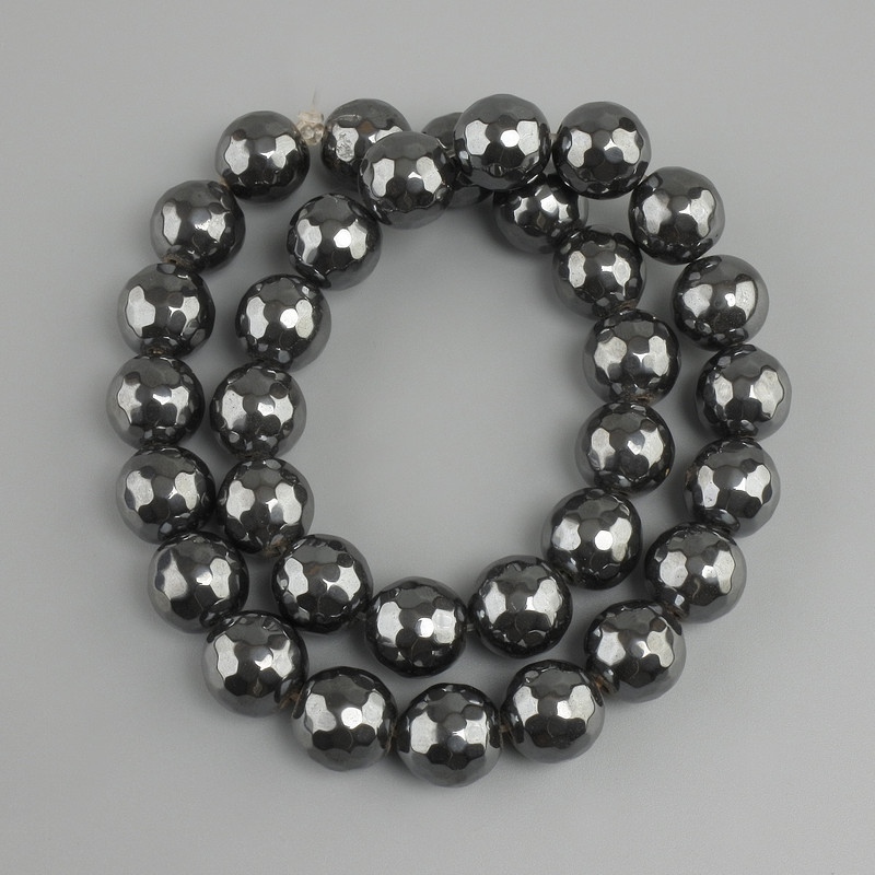 Facettierte Hämatit-Perlen, kugelförmig, Durchmesser ca. 11,5 mm, Länge ca. 38 cm, auf Faden