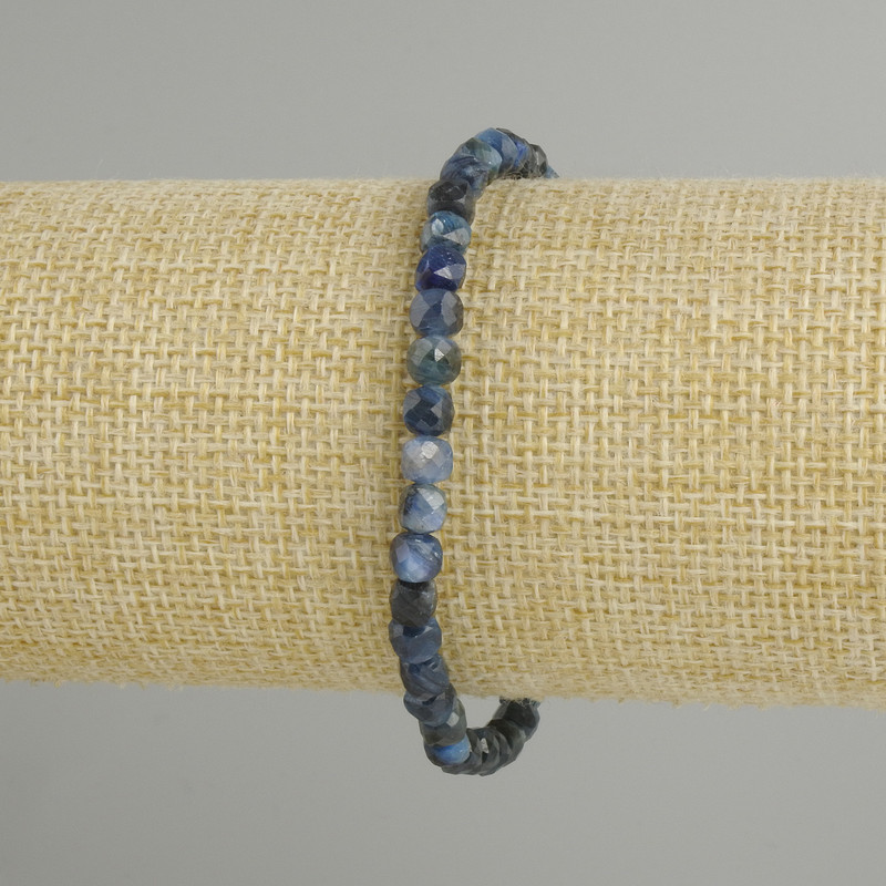Armband aus facettiertem Kyanit, Würfel, Kantenlänge 5×5 mm, Länge ca. 18 cm, Stretch